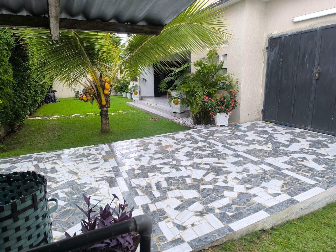 Une villa duplex meublée de 4 chambres à Nyékonakpoè - Adjololo - Photo 1